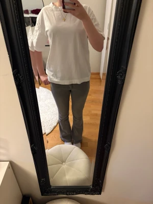 Grå bootcut jeans med låg midja - Säljer ett par gråa bootcut jeans med låg midja. Jeansen är köpta på kidsbrandstore men är av märket D-XEL i storlek 176💗