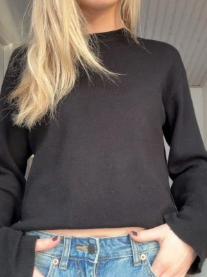 Svart stickad tröja från JDY - En enkel och stilren svart stickad tröja från JDY. Tröjan har rund halsringning, långa ärmar och är gjord i ett mjukt, tunt stickat material. Perfekt att matcha med jeans eller kjol för en clean look. I storlek XS men själv har jag S och den passar mig! Nypris 500!