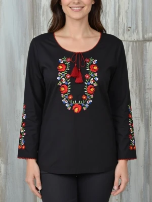 Svart blus med broderade blommor, storlek 40 - Svart långärmad blus med färgglada broderade blommor i rött, blått, grönt och vitt längs halsringningen och ärmarna. Dekorativ snörning med röda tofsar vid halsen och röda sicksack-detaljer vid ärmslut. Tillverkad i mjuk bomull.