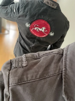 Blazer från Jack & Jones - Mörkgrå blazer med riktigt fet tryckt där bak | skick 9/10 ✅| skriv vid frågor eller funderingar!