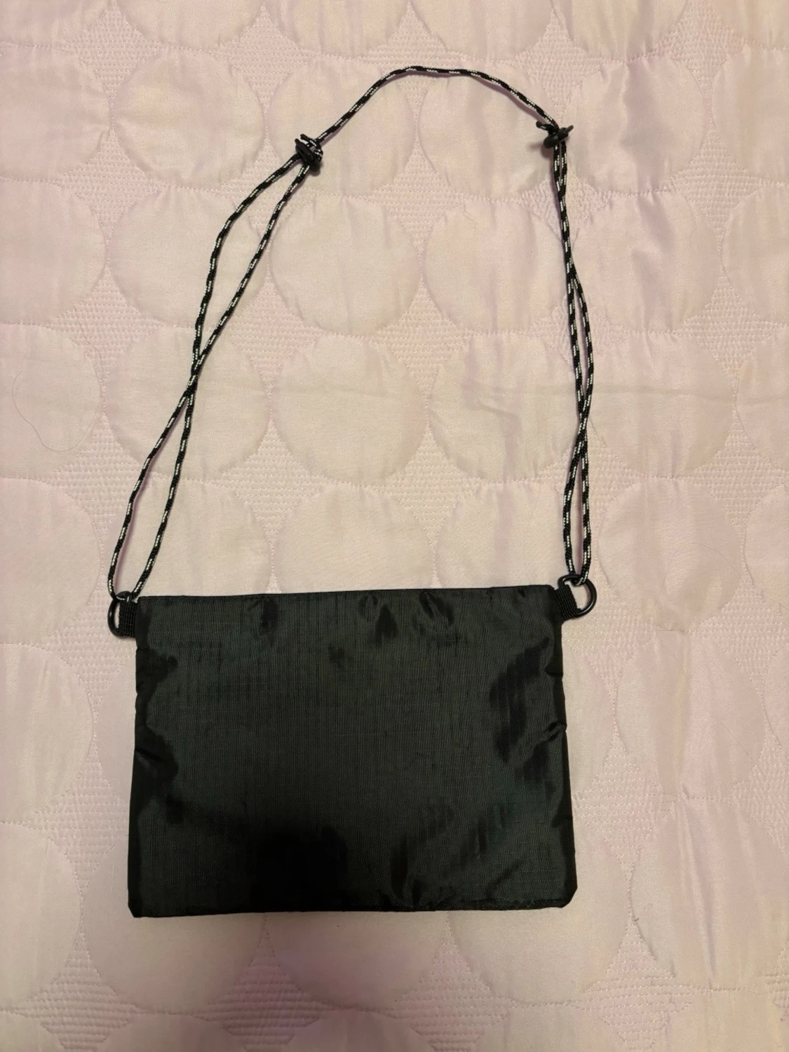 Svart axelväska med dragkedja - 1