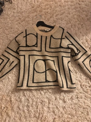 Beige stickad tröja med grafiskt mönster - Superskön tröja från soaked in luxury med ett coolt mönster! Bra skick något nopprig annars inga defekter💗