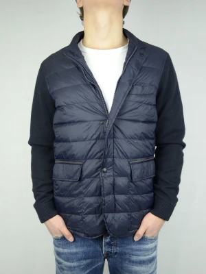 Massimo Dutti hybrid cardigan  - MASSIMO DUTTI HYBRID CARDIGAN Storlek : L Passform : Normal Användning : Jackan är i ett väldigt fint skick utan defekter Nypris : Cirka 1800SEK Modellen på bilen är 182CM och väger 78KG