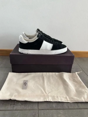 Valentino Flycrew - Eftertraktade Valentino flycrew sneakers ! 7/10 fåtal defekter. Allt og medföljer. Storlek 42.Kontakta mig för fler frågor och funderingar!