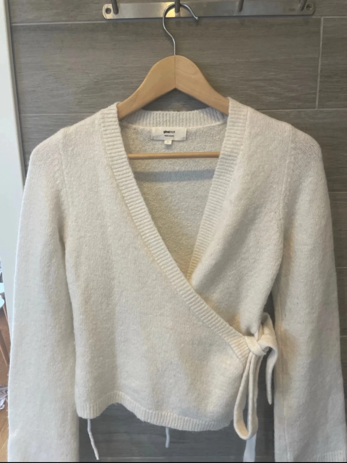 Vit omlott kofta med knyt