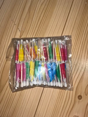 Cocktail varjot - Värikkäät cocktail varjot esimerkiksi juomiin koristeiksi. Paketissa 50 kpl. Ei tietoa mistä ostettu. Avaamaton pakkaus. Eläintalous MMM Katsothan myös muut ilmoitukseni Tarjoa 