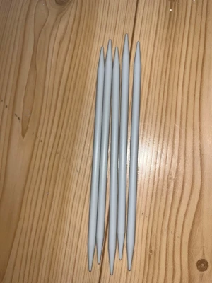 Sukkapuikot 20cm/7.5mm - Muoviset kerran käytetyt sukkapuikot. Koko 20cm/7.5mm. Eläintalous MMM Katsothan myös muut ilmoitukseni Tarjoa 