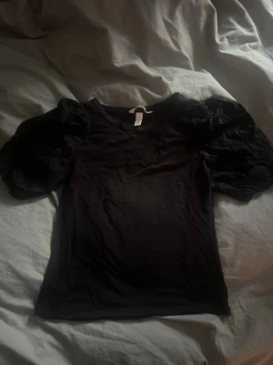 Svart topp med puffärmar - Trendig svart topp med stora puffärmar💕