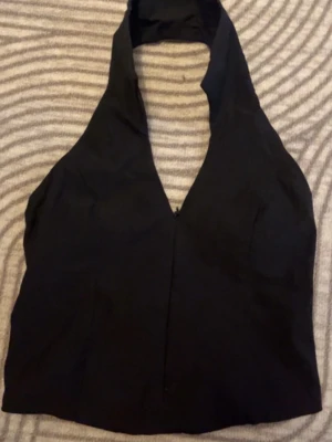 Kostym topp  - Jättesnygg halter neck kostym topp. Har aldrig används av mig, då den var för liten för mig. Men köpte den på vinted, så kan vara använd. Finns inga defekter.   Postar mellan 1-3 dagar efter köp.   Hör gärna av dig om du har frågor eller vill ha fler bilder!