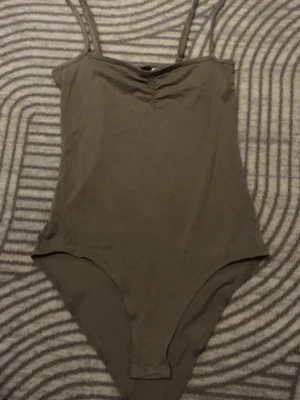 Beige body  - En stilren beige body med tunna axelband och en mjuk, följsam passform. Enkel och minimalistisk – perfekt som basplagg till jeans, kjol eller under en kavaj. Osäker på vart den är ifrån. Men tror h&m?  Postar mellan 1-3 dagar efter köp.  Hör gärna av dig om du har frågor eller vill ha fler bilder!