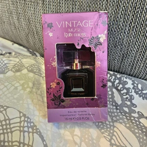 Kate moss vintage muse edt - Kate Moss - vintage muse (edt). Gammal flaska. Doften kan ha åldrats. Men annars ett samlarobjekt.