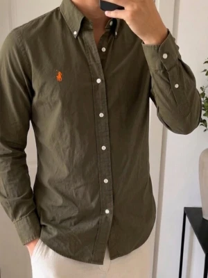 Khakigrön Ralph Lauren skjorta  - Fint skick! Strl s Hör av dig vid frågor! 