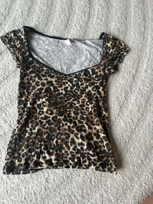 Leopardmönstrad tröja från Nelly - Tröja från Nelly med leopard mönster!!💕 Använd ett antal ggr men tröjan har inga skador!!