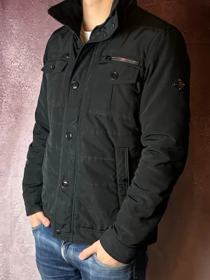 J.lindeberg field jacket - Mycket fint skick | Size S (modellen är 188 cm 74 kg) | fraktar spårbart inom 24 timmar | för att köpa klicka ”köp nu” | vid frågor eller funderingar skriv ett meddelande | följare får bättre rabatter🙌