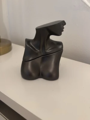 Billie Eilish No 2 parfym skulpturflaska - Billie Eilish Eilish No. 2 säljes. Använd ca 1/5 av flaskan. En mörk, elegant och träig doft med inslag av kryddor, amber och rökiga toner. Upplevs som ganska maskulin och fungerar utmärkt som unisex. Perfekt för dig som gillar djupare och sofistikerade dofter.