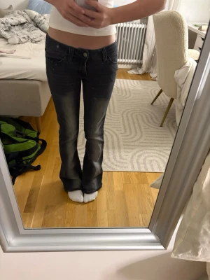 Mörkblå bootcut jeans med lila patch - Säljer ett par grå cheap Monday jeans. Snygga och sköna. Helt ok kvalitet ingen slitage<3
