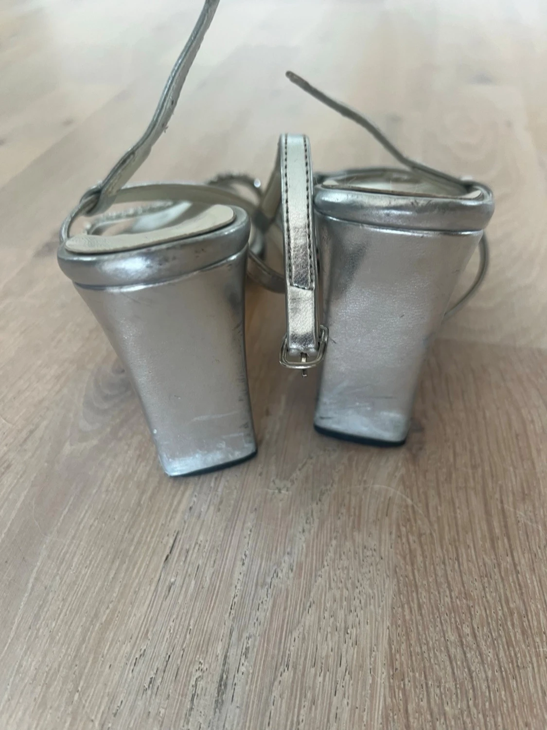 Silvriga pumps med glitterdetaljer - 2