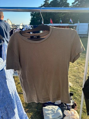 Militärgrön tshirt - Grön tröja från BikBok. Kortare i längden 