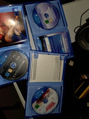 PS4 spelpaket: Horizon, Injustice 2, NFS - Säljer tre PlayStation 4-spel: Horizon Zero Dawn (PlayStation Hits), Injustice 2 och Need for Speed Payback. Alla spel kommer i sina original blå plastfodral med omslag. Perfekt för dig som gillar action, äventyr och racing. Funkat även för ps5