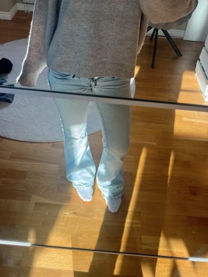 Beige stickad tröja med rund hals - Mysig beige stickad tröja med rund halsringning och ribbade muddar vid ärmslut och nederkant. Perfekt för lager-på-lager och enkel att matcha med jeans eller kjol. Långärmad och i klassisk, avslappnad passform. Pris går att diskutera 💕