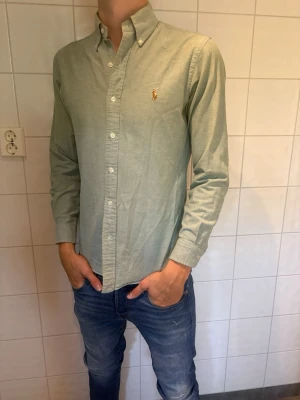 Ralph Lauren skjorta - Säljer nu en snygg Ralph lauren skjorta! Mycket fint skick utan defekter. Jag på bilden är 185cm lång. Hör av er vid frågor eller funderingar!👏