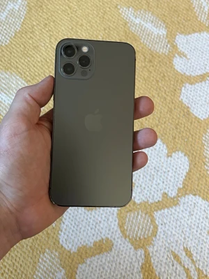 iPhone 12 Pro - iPhone 12 Pro 128 GB – Fint skick  * 128 GB lagring * Batteri bytt hos PhoneHero i september – håller fortfarande mycket bra * Allt fungerar som det ska förutom Face ID * Utloggad från iCloud, återställd och olåst * Helt nytt mobilskal och ny laddkabel ingår * Säljes i fint skick  Kan skickas eller hämtas enligt överenskommelse.