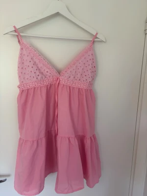 Rosa sommarklänning från Shein  - En jättesöt rosa sommarklänning från shein som tyvärr var för liten för mig. Aldrig använt. Klänningen är i storlek M men den är liten i storleken. 