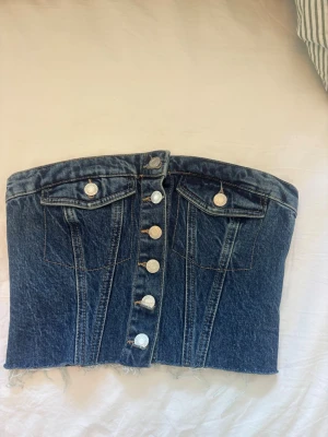 Mörkblå denim tubtopp från Zara - Säljer en supersnygg Zara denim topp som tyvärr blivit för liten. Använt fåtalet gånger och är i mycket bra skick. Toppen är i storlek s.