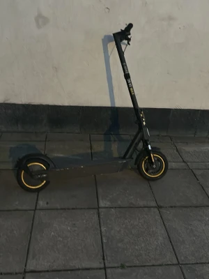 bra el spark som gör i 40km och 1300 w i motor för 4000kr möts upp i stockholm - Säljer en svart elsparkcykel med gula detaljer på hjulen. Den har bred fotplatta, högt styre och handbroms. Perfekt för att ta sig runt i stan på ett smidigt och miljövänligt sätt. Laddas enkelt via eluttag och har robusta däck.