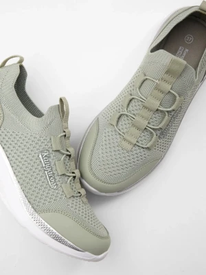 Ljusgröna sneakers från Kangaroos NYA  - Snygga ljusgröna sneakers från Kangaroos med stickad mesh-ovandel och elastiska snören. Skorna har vita sulor och detaljer i matchande grönt. Perfekta för en sportig och avslappnad stil. Helt nya i kartong. Storlek 39.