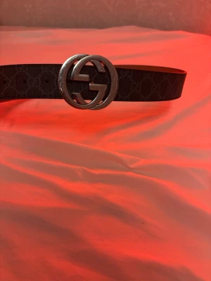Svart bälte med silverfärgat spänne - svart guccibälte i storleken 95cm, lite använt men ändå bra skick. Små repor på spännet, hör av er vid frågor☺️ 