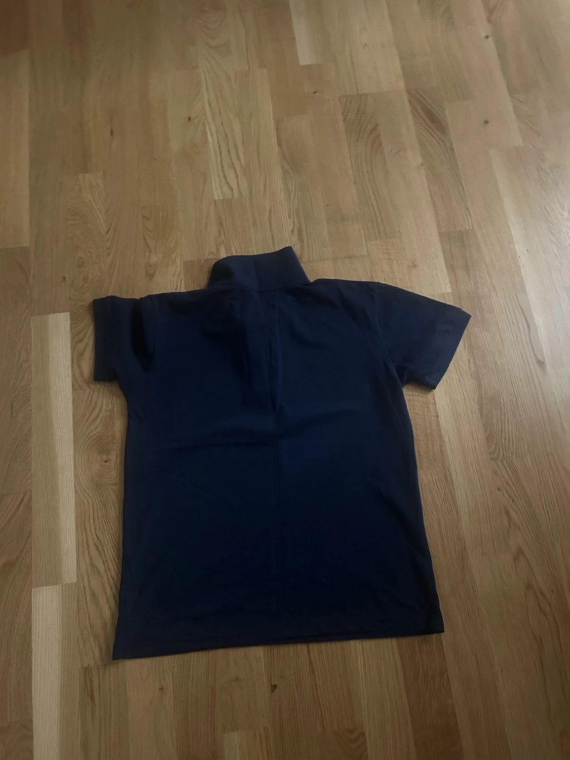 Mörkblå pikétröja med krage - 1