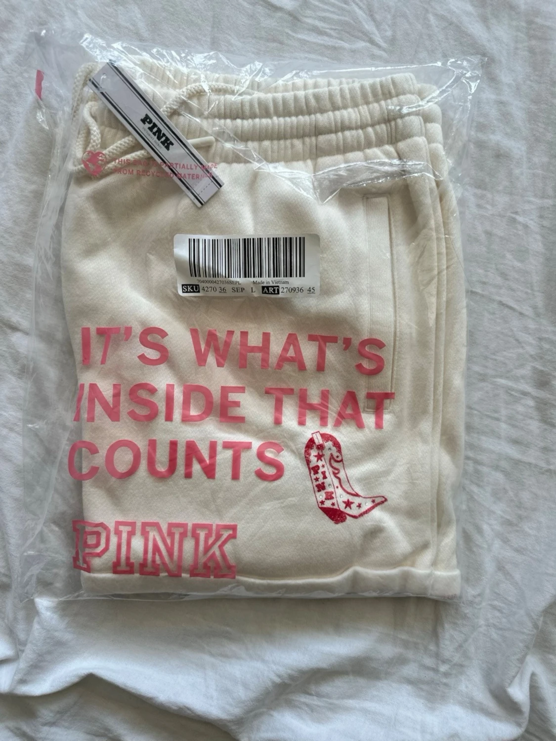 Vita shorts med röd text och cowboy-boot från Pink - 5