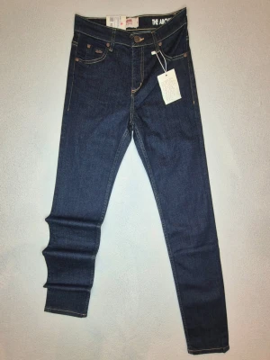 Dobber mörkblå jeans slim fit high waist oanvända  - Snygga mörkblå skinny jeans med hög midja från dobber. Helt oanvända👍 nypris: 599.🌞 Mått (cirka): Ben = 102cm, från midja till gren = 25cm, midja = 33cm, benöppning = 14cm. 🙋‍♂️ kolla gärna in mina andra annonser för samfrakt och rabatt 🤝