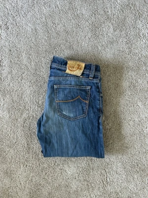 Blåa Jacob Cohen Jeans Style 622 Storlek W33 L33 - Mycket fina Jacob Cohen Jeans i blå färg. | Jeansen är i mycket bra skick och sparsamt använda. |  Äkta som allt annat jag säljer! ✅ |  Storlek: W33 | Skick: Mycket Bra Skick - har lite små slitningar och lite torr bakpatch (SE SISTA BILDER) | Färg: Blå | Märke: Jacob Cohën | Modell: Jeans |   Hör gärna av dig vid frågor så svarar jag så fort jag kan! 😁 |  (SKU - ?)