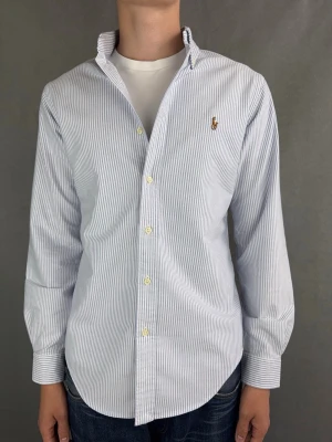 Ralph Lauren skjorta - Ralph Lauren Skjorta Märke: Polo Ralph Lauren Storlek: S Passform: Färg: Ljusblå / vit randig Skick: Mycket bra Beskrivning: utan defekter. Modellen på bilden: 183 cm / 74 kg