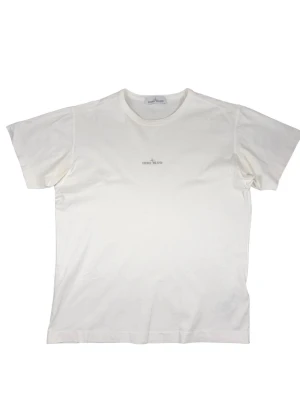 Stone Island T-Shirt - •The T-Shirt has been gently used and is in very good condition • Size: XL (fits L) •Color: White •Retail price: 2000Sek •Pit to Pit: 56cm Length: 68cm