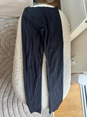 Svarta seamless leggings från Relode - Prime scrunch  - Svarta leggings från Relode med hög midja och seamless design. Mjukt och stretchigt material som sitter skönt på kroppen. Perfekta för träning eller chill. Diskret logga i midjan och tight passform. 