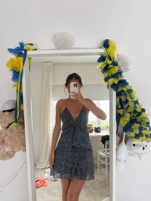 Klänning Zara - Säljer denna populära klänning från Zara då den är lite stor på mig tyvärr :(