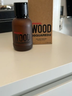 Dsquared2 Original Wood parfym - Original Wood från Dsquared2 är en Eau de Parfum med en stilren brun frostad glasflaska och svart kork. Förpackningen är i kartong med tydlig logga. Doften är träig och modern, perfekt för dig som gillar unika och fräscha parfymer.