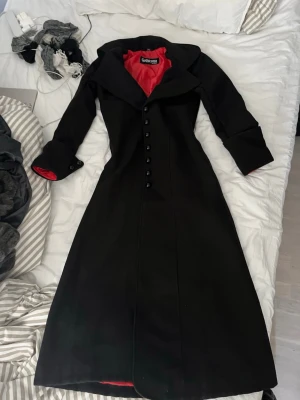 Gothicana by emp - As snygg gotisk rock med innerfickor och läckert innerfoder i blodrött. Köpt i vintras men har ändrat stil och kommer inte till användning. Slutsåld i nästan alla storlekar och 1400-1700 nypris och hoppas en ny ägare till denna jacka glädjas av den då den är inprincip nästan helt ny  🥀♥️🍷🧛‍♀️ Perfekt till inkommande höst och vinter   OPS : jackan kom med en mega luva på baksidan som jag tog av men som kan skickas med i köpet om det önskas