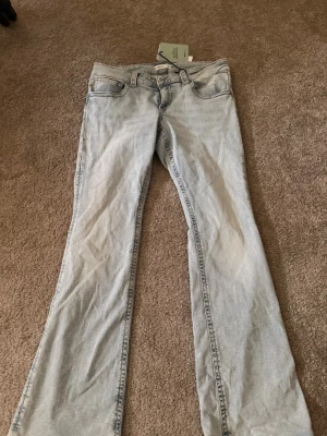 Ljusblå bootcut jeans Gina Tricot - Snygga ljusblå bootcut jeans från Gina Tricot och låg/mid waist. Jeansen har en bra passform och är lite stretchiga och aldrig använda. 