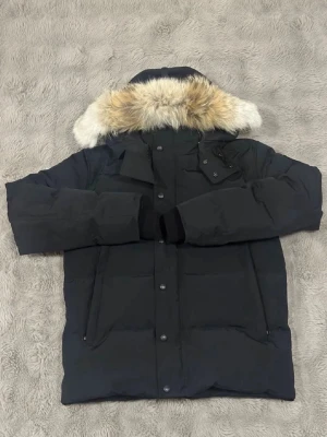 Canada Goose black lable wyndhamn - Säkra din vinter jacka redan nu, använd 2 gånger i vintras, väl omhändetagen päls jacka samt påse medföljer i köpet. 