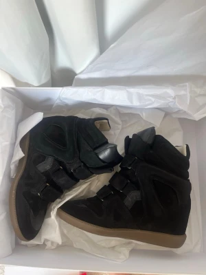Isabel Marant Bekett - Isabel Marant Bekett sneakers i svart och storlek 38. Använda 2 gånger. Lådan och förvaringspåsen skickas med.  