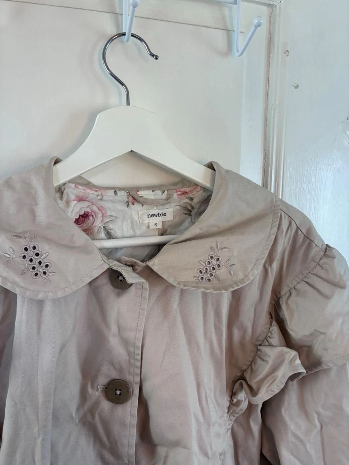 Beige kappa med volang från Newbie - 1