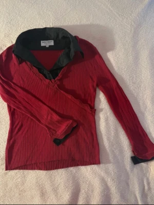 100% silk blus - Vintage 100% silk blus från 90-talet! Clueless vibe! Storlek 40 men är mer en   Xs/S och är stretchig.