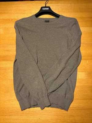 Stickad sweatshirt  - Snygg stickad tröja från italienska dobblerdanger! Storlek M sitter mindre i mycket fint skick! Hör av er vid funderingar! 