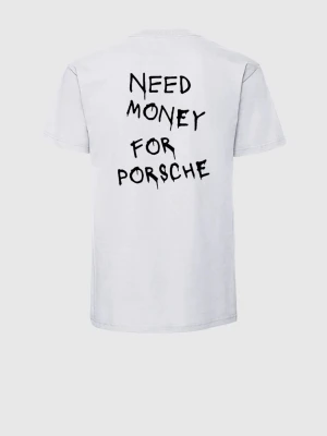 Vit t-shirt med tryck Need Money - Vit t-shirt med svart tryck på ryggen där det står 'Need Money For Porsche' i en cool, handskriven stil. Framtill finns en liten svart symbol på bröstet. Klassisk passform och rund hals, perfekt till jeans eller shorts.