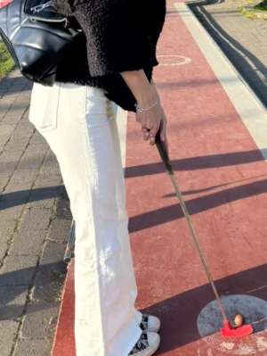 Vita jeans  - AS snygga vita jeans från h&m i storlek 32, använda 2 gånger och är i bra skick (en liten fläck längst ner se sista bilden) men går att få bort i tvätten skulle jag gissa.💕