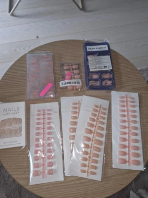 Mixade press-on naglar i nude och rosa - Säljer flera set press-on naglar i olika nude och rosa nyanser. Naglarna har både rundad och fyrkantig form och kommer i olika längder. Naglarna är oöppnade och ej använda. Allt är ifrån Shein/temu och jag säljer allt i ett paket! Lim ingår ej